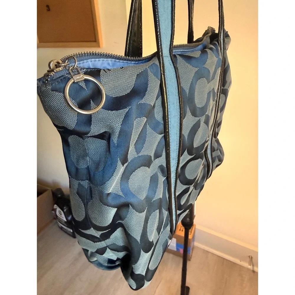 Blue COACH poppy hand bag purse‎ with keychains 2010